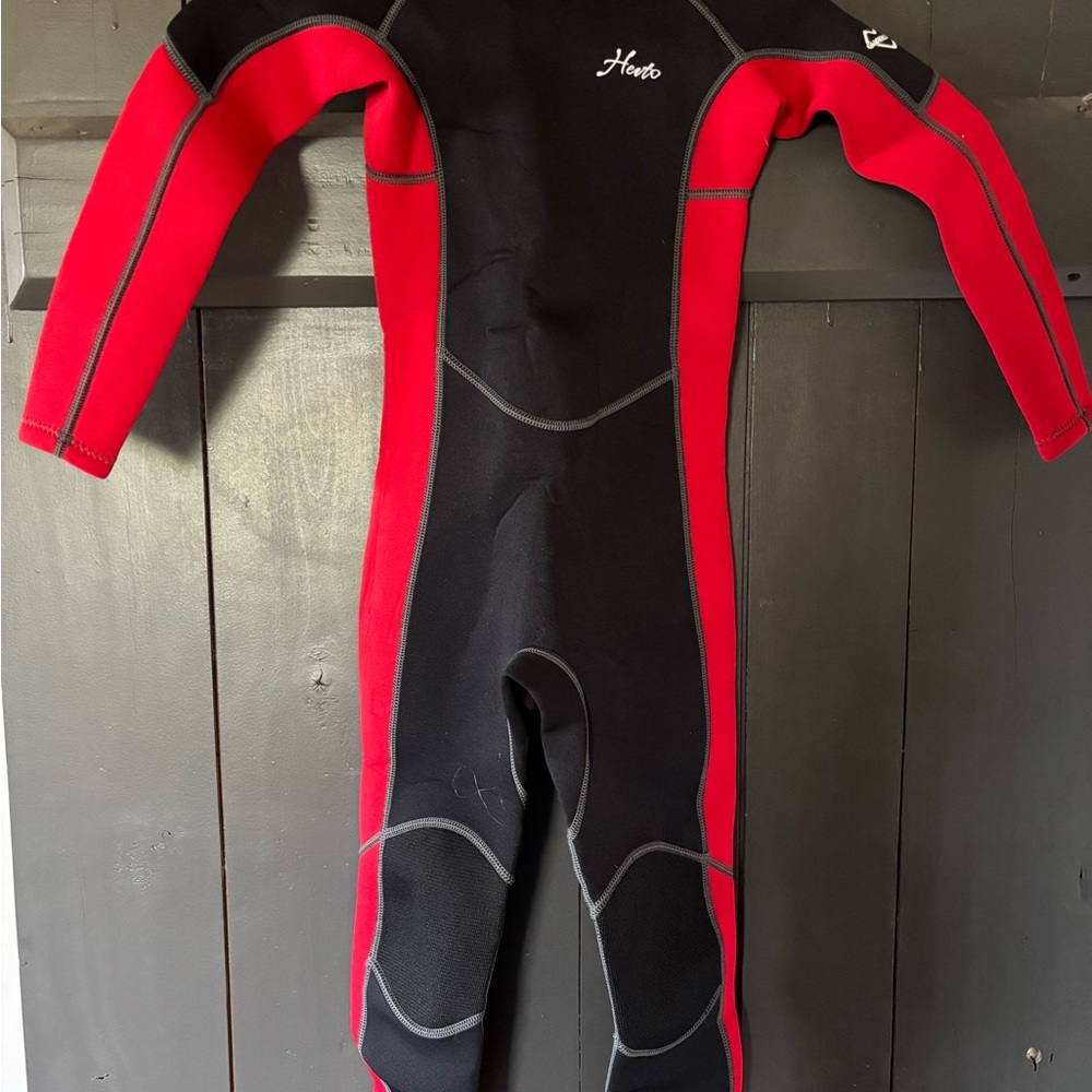 Hevto Black and Red Wetsuite